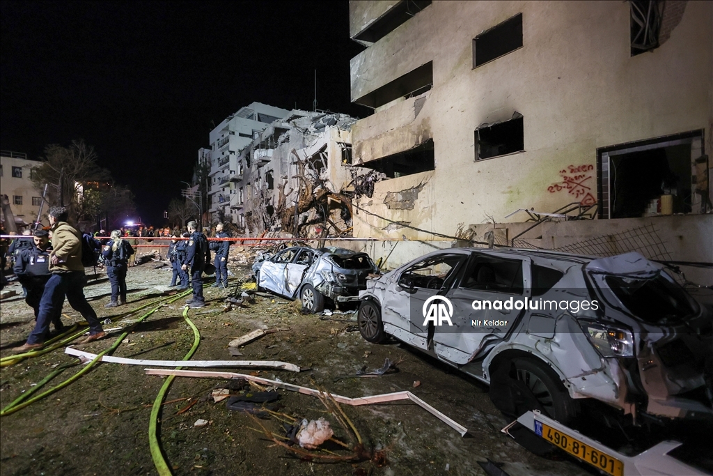 ABD-İsrail saldırısının ardından İran'ın misillemesinde bir füze Tel Aviv'e isabet etti 6