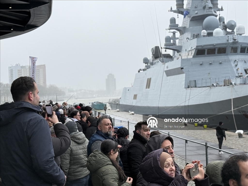 Avrupa'daki Türkler Rotterdam Limanı'na demirleyen TCG Anadolu'ya büyük ilgi gösterdi