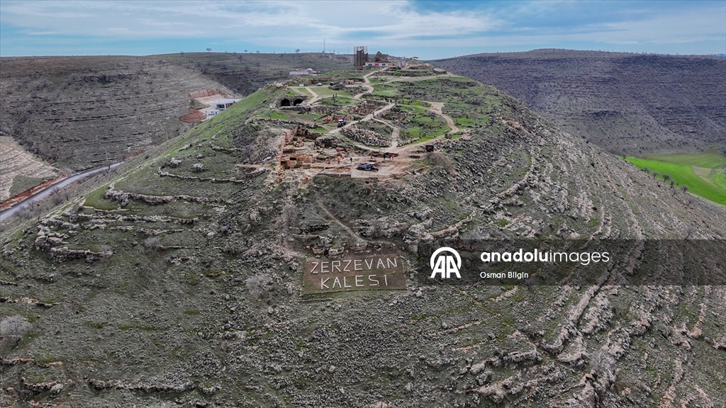 Diyarbakır'da kadınlar 3 bin yıllık Zerzevan Kalesi'nde tarihin izini sürüyor