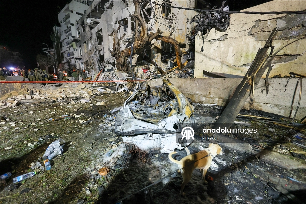 ABD-İsrail saldırısının ardından İran'ın misillemesinde bir füze Tel Aviv'e isabet etti 3