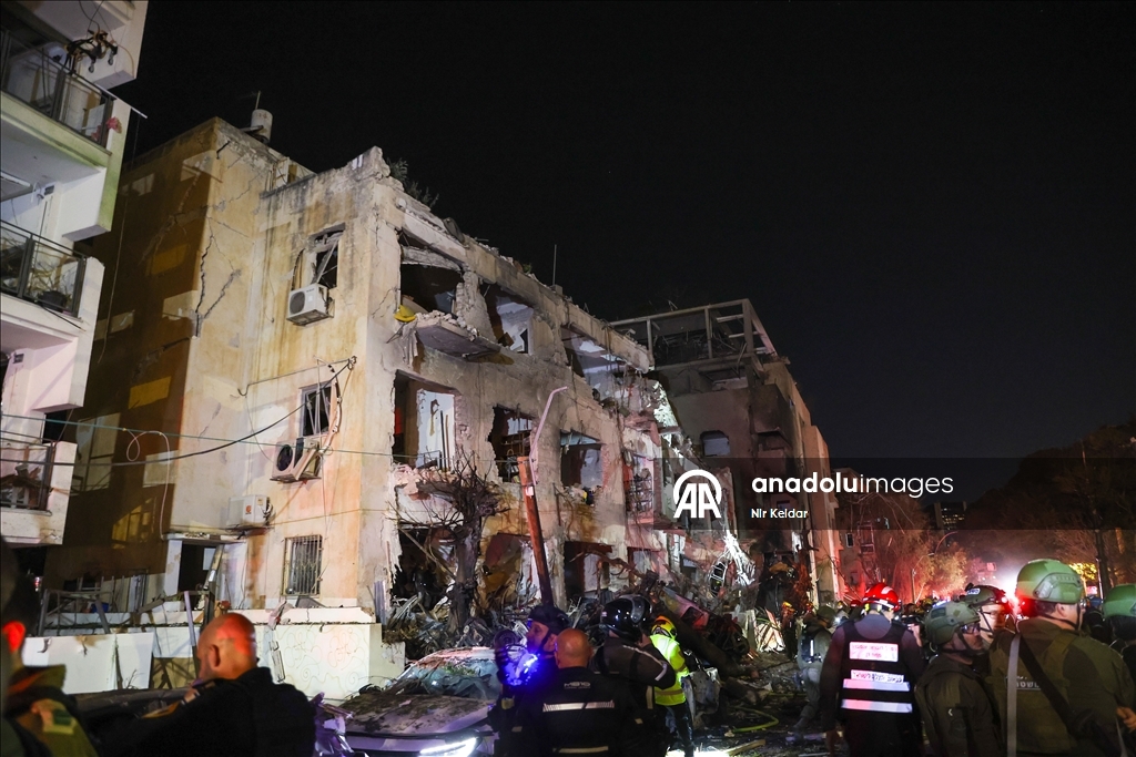 ABD-İsrail saldırısının ardından İran'ın misillemesinde bir füze Tel Aviv'e isabet etti 11