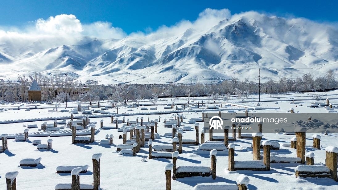 Van'daki Selçuklu Mezarlığı karla kaplandı