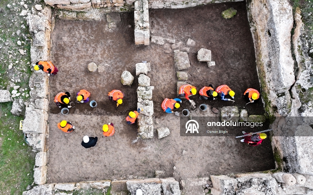Diyarbakır'da kadınlar 3 bin yıllık Zerzevan Kalesi'nde tarihin izini sürüyor