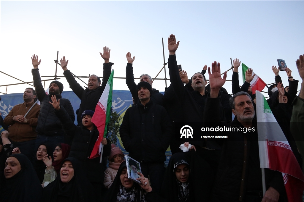 В Иране проходят массовые демонстрации после гибели Хаменеи