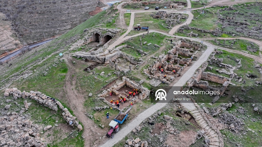Diyarbakır'da kadınlar 3 bin yıllık Zerzevan Kalesi'nde tarihin izini sürüyor