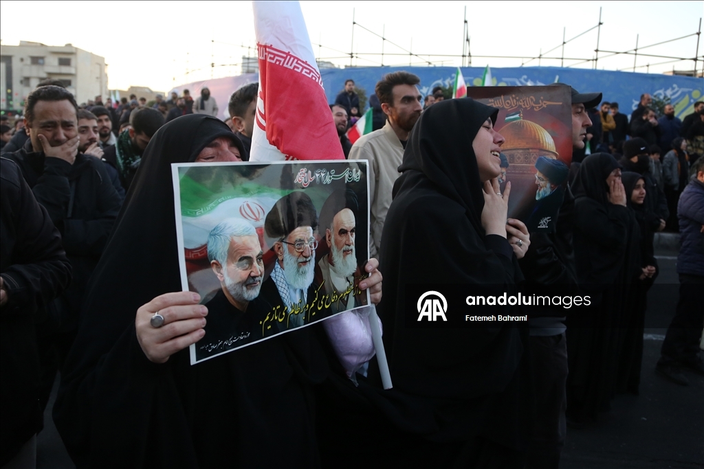 В Иране проходят массовые демонстрации после гибели Хаменеи