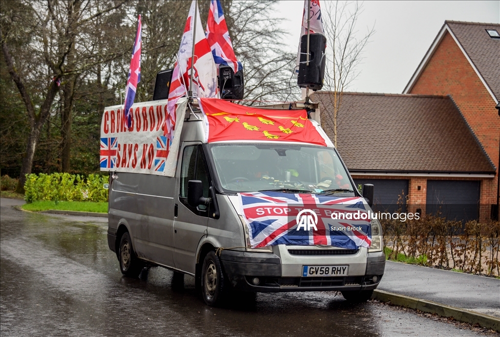 İngiltere’de göçmen yerleştirme planı protesto edildi