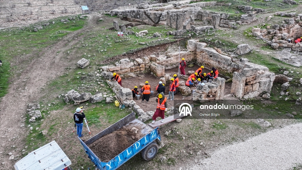 Diyarbakır'da kadınlar 3 bin yıllık Zerzevan Kalesi'nde tarihin izini sürüyor