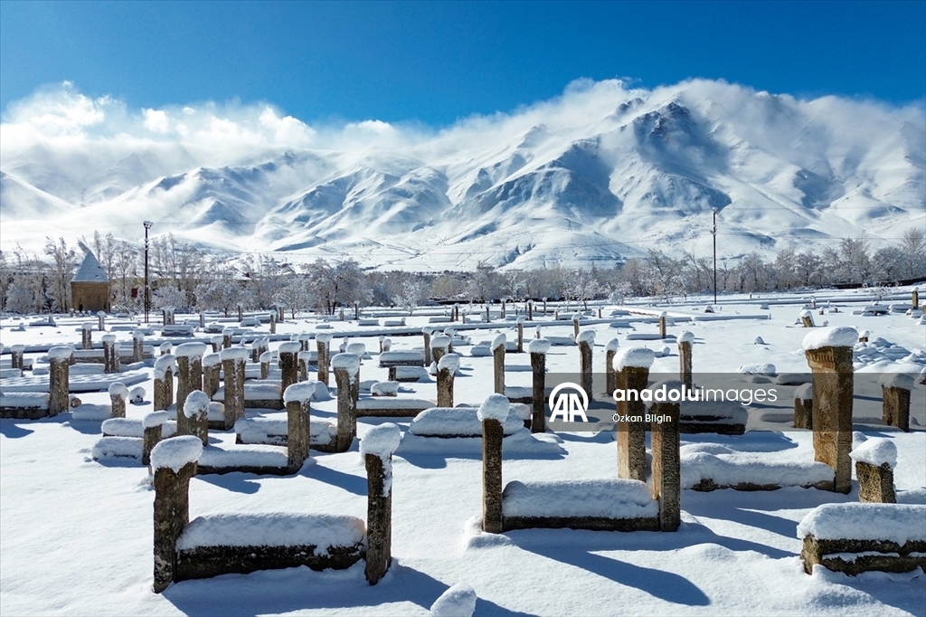 Van'daki Selçuklu Mezarlığı karla kaplandı