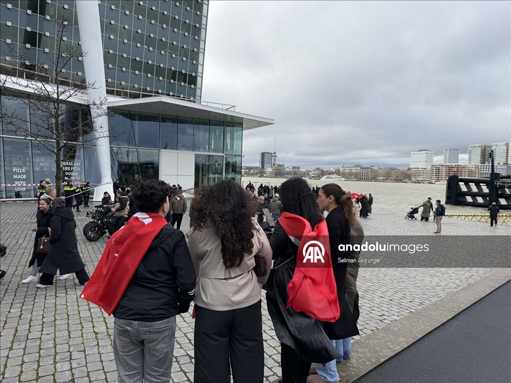 Avrupa'daki Türkler Rotterdam Limanı'na demirleyen TCG Anadolu'ya büyük ilgi gösterdi