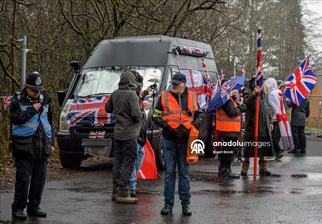 İngiltere’de göçmen yerleştirme planı protesto edildi