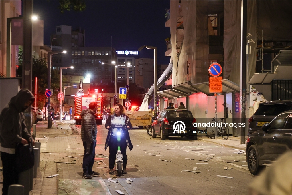 ABD-İsrail saldırısının ardından İran'ın misillemesinde bir füze Tel Aviv'e isabet etti 9