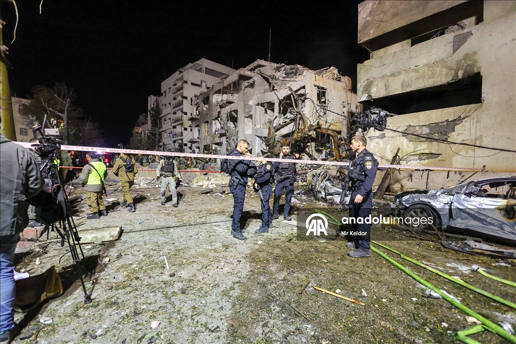 ABD-İsrail saldırısının ardından İran'ın misillemesinde bir füze Tel Aviv'e isabet etti 1