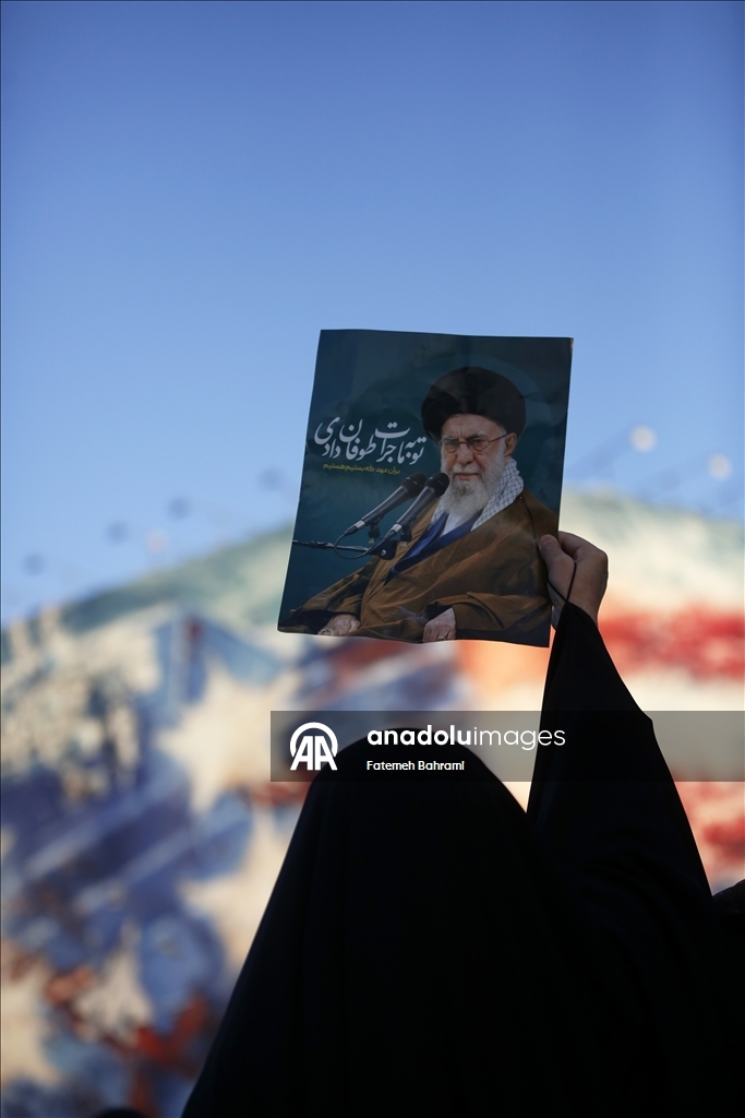 В Иране проходят массовые демонстрации после гибели Хаменеи