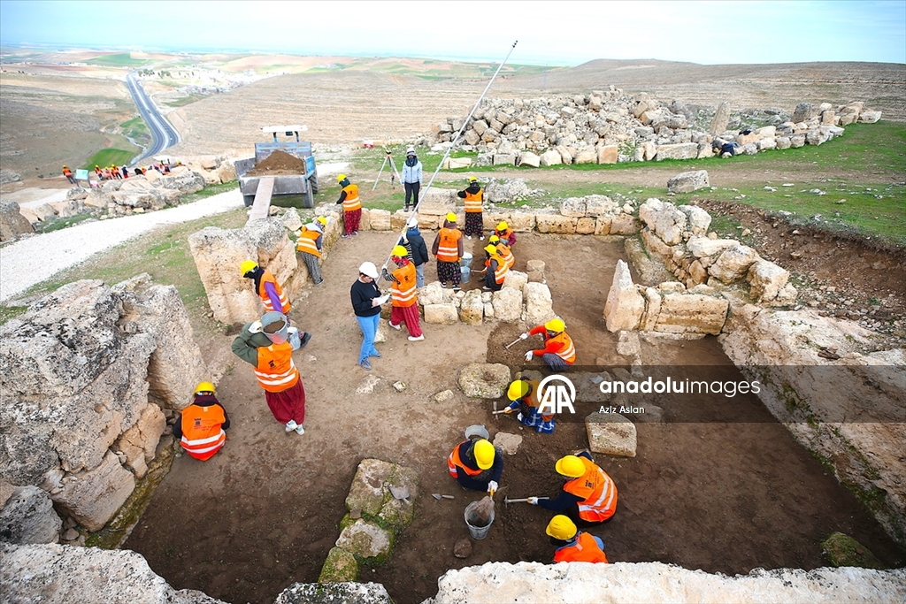 Diyarbakır'da kadınlar 3 bin yıllık Zerzevan Kalesi'nde tarihin izini sürüyor