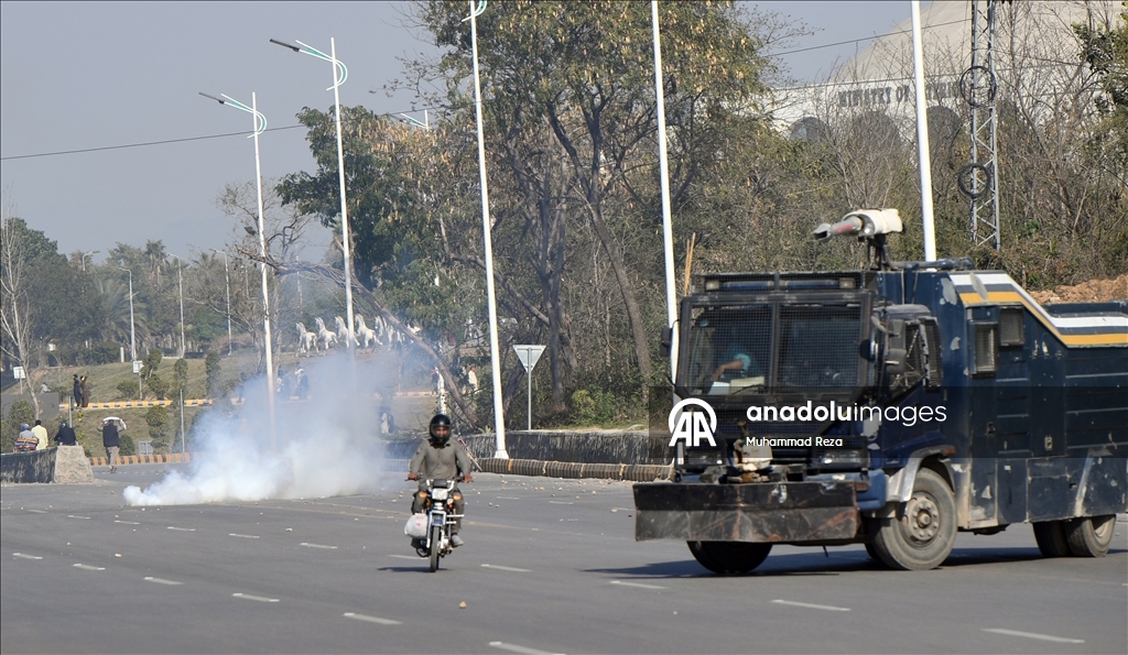 Pakistan'da düzenlenen ABD karşıtı gösteriye güvenlik güçleri müdahale etti