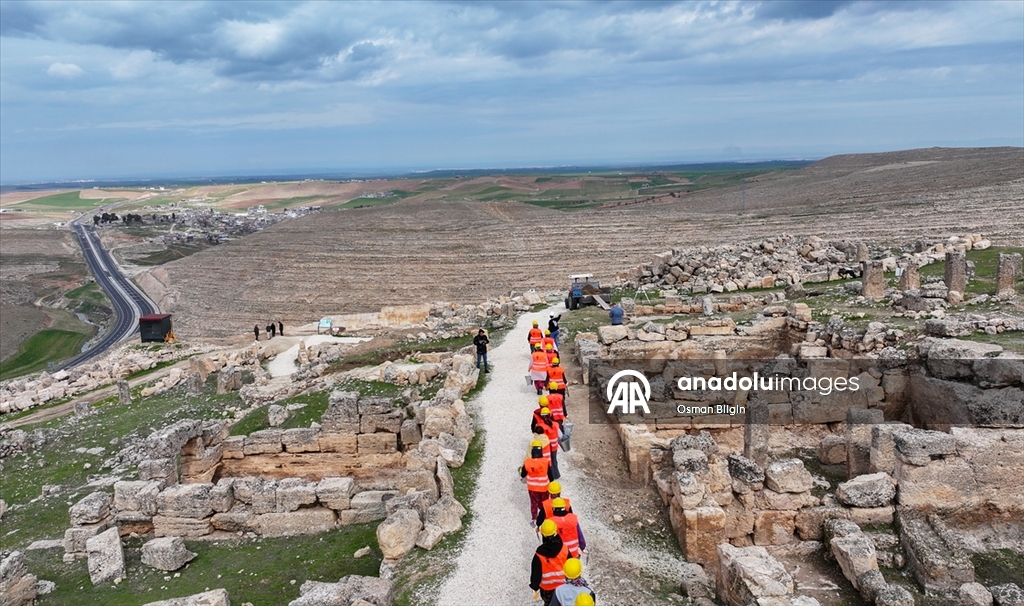 Diyarbakır'da kadınlar 3 bin yıllık Zerzevan Kalesi'nde tarihin izini sürüyor