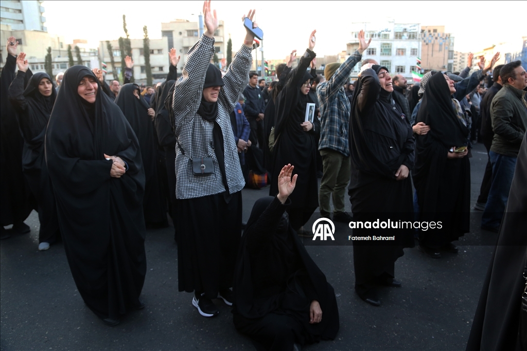 В Иране проходят массовые демонстрации после гибели Хаменеи