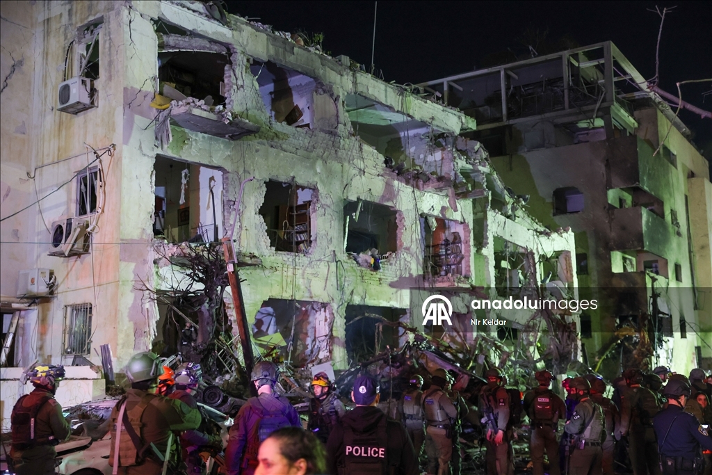 ABD-İsrail saldırısının ardından İran'ın misillemesinde bir füze Tel Aviv'e isabet etti 14