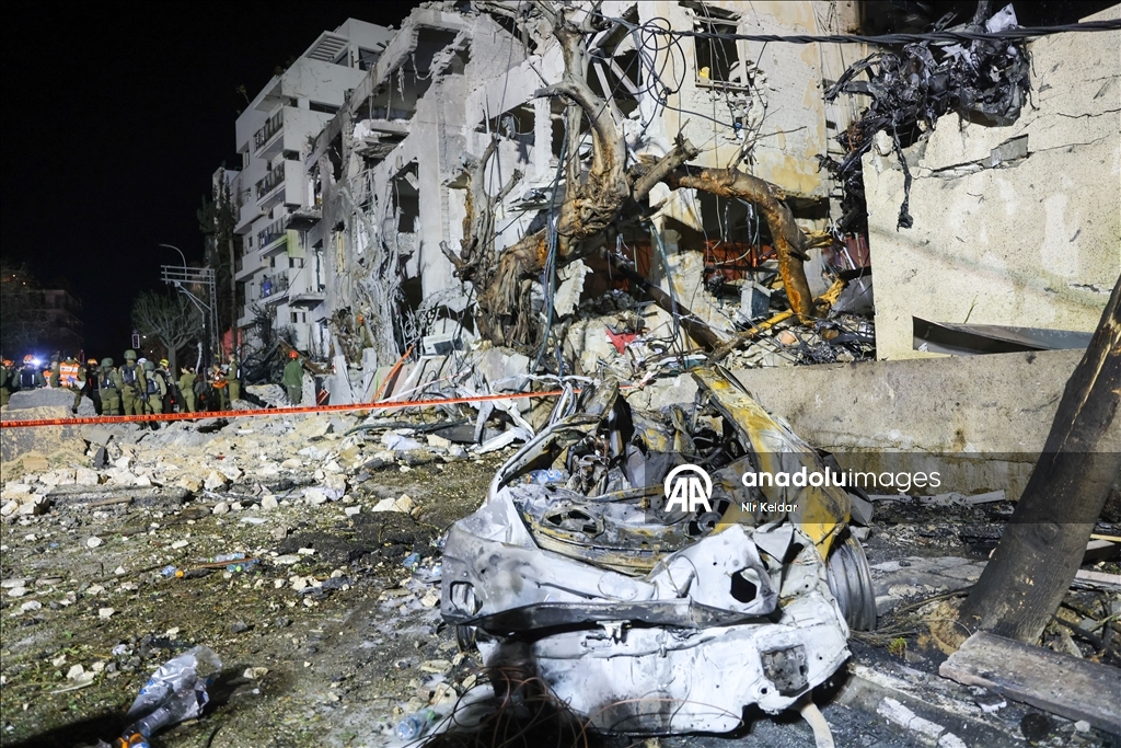 ABD-İsrail saldırısının ardından İran'ın misillemesinde bir füze Tel Aviv'e isabet etti 20