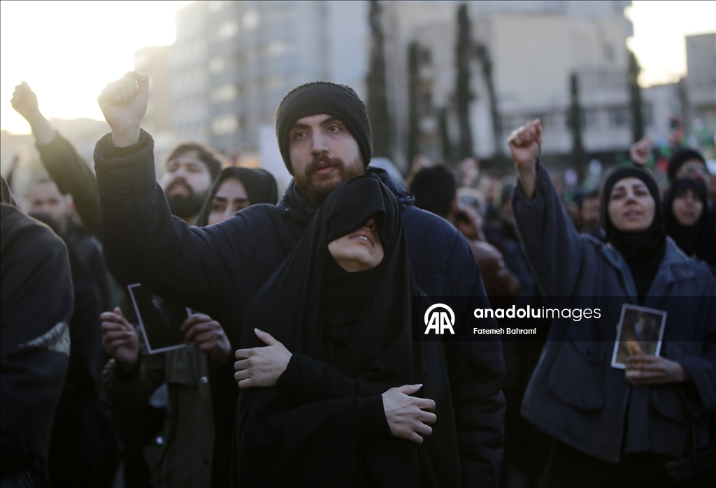В Иране проходят массовые демонстрации после гибели Хаменеи
