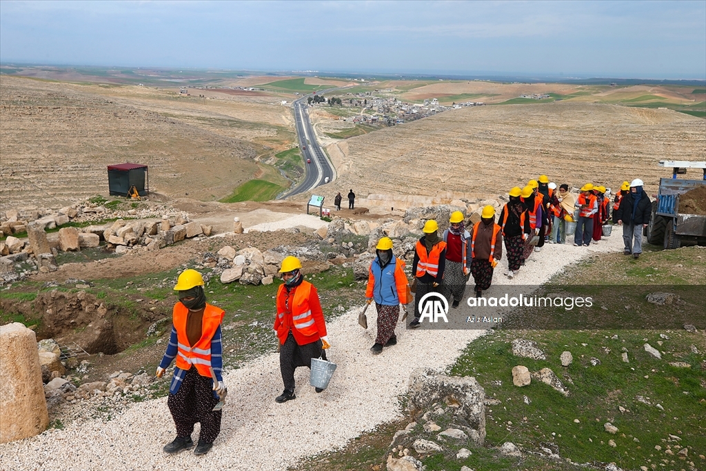 Diyarbakır'da kadınlar 3 bin yıllık Zerzevan Kalesi'nde tarihin izini sürüyor