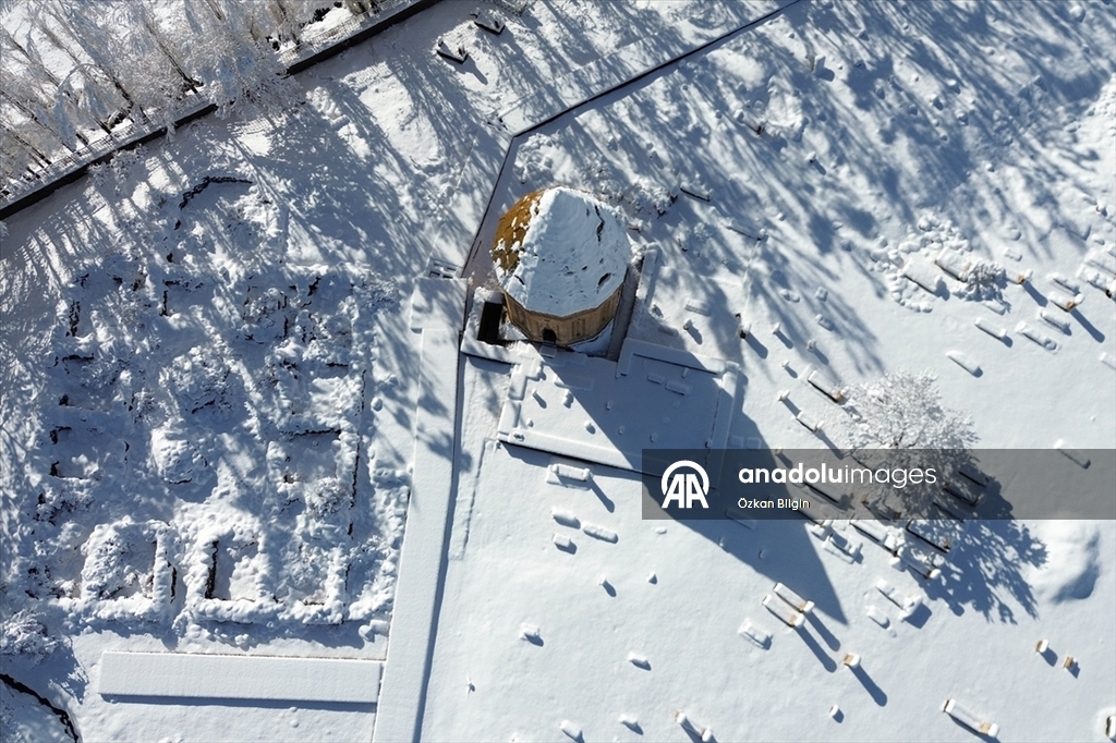 Van'daki Selçuklu Mezarlığı karla kaplandı