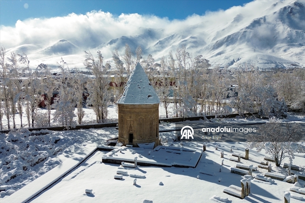Van'daki Selçuklu Mezarlığı karla kaplandı