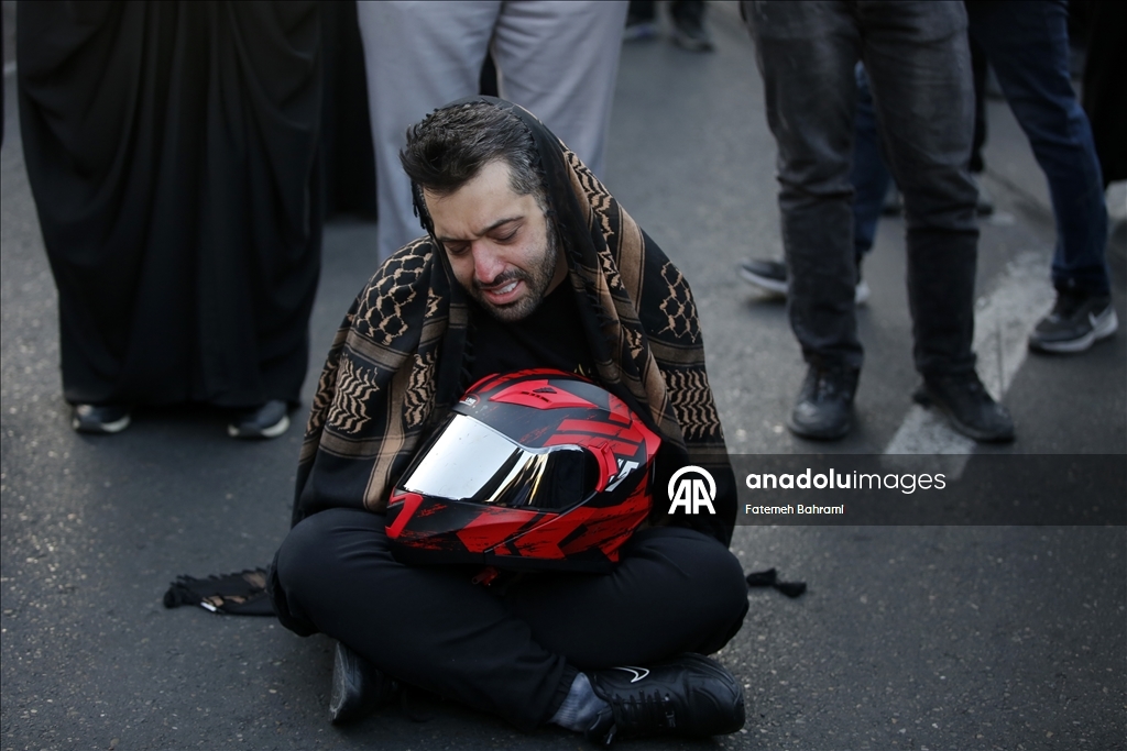 В Иране проходят массовые демонстрации после гибели Хаменеи