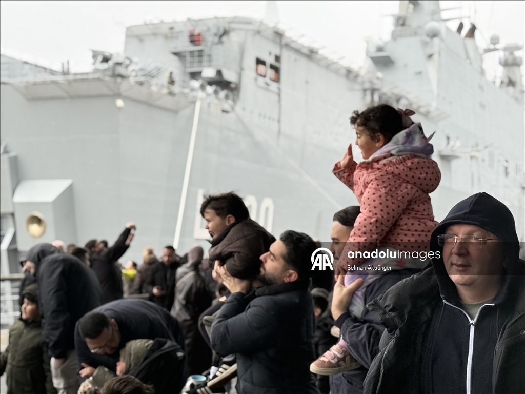 Avrupa'daki Türkler Rotterdam Limanı'na demirleyen TCG Anadolu'ya büyük ilgi gösterdi