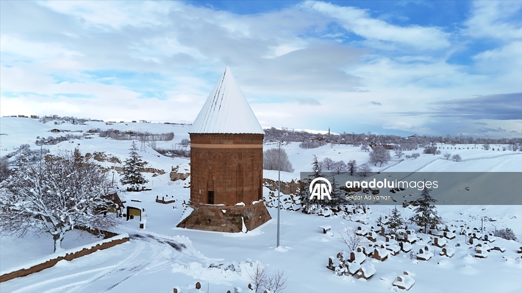 Bitlis'te tarihi yapılar karla kaplandı