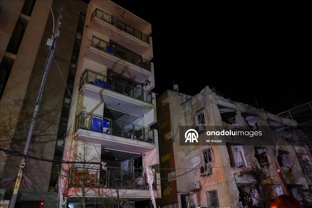 ABD-İsrail saldırısının ardından İran'ın misillemesinde bir füze Tel Aviv'e isabet etti 10