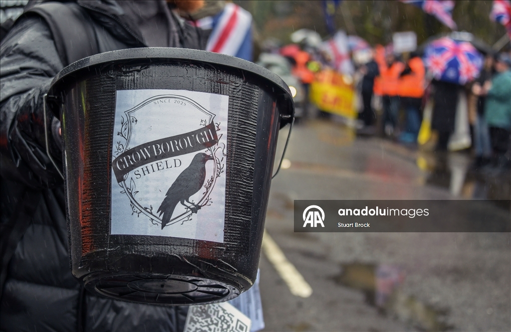 İngiltere’de göçmen yerleştirme planı protesto edildi