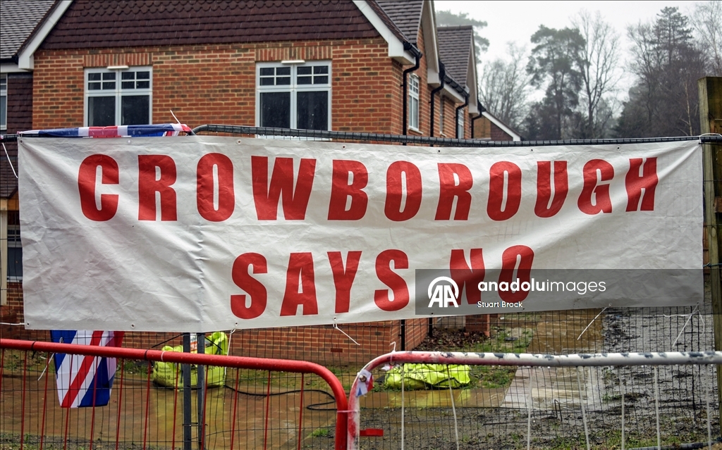 İngiltere’de göçmen yerleştirme planı protesto edildi