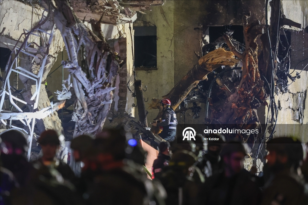 ABD-İsrail saldırısının ardından İran'ın misillemesinde bir füze Tel Aviv'e isabet etti 16