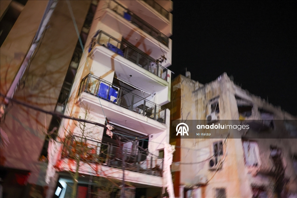 ABD-İsrail saldırısının ardından İran'ın misillemesinde bir füze Tel Aviv'e isabet etti 13