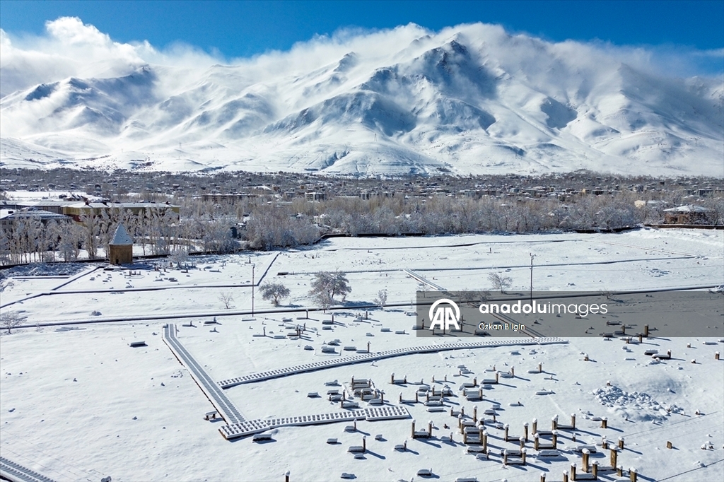 Van'daki Selçuklu Mezarlığı karla kaplandı