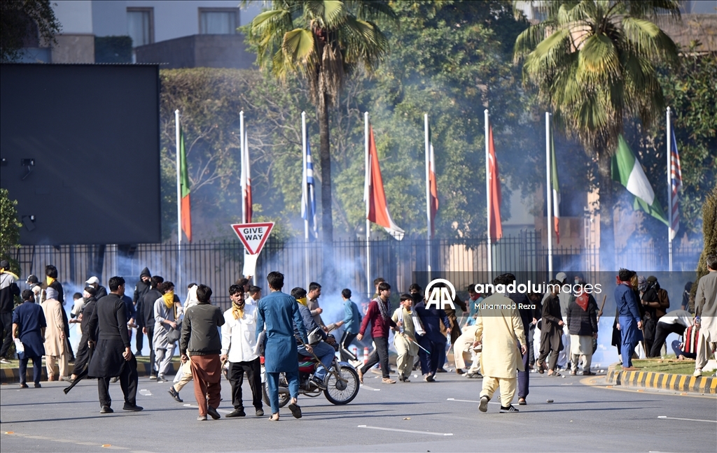 Pakistan'da düzenlenen ABD karşıtı gösteriye güvenlik güçleri müdahale etti