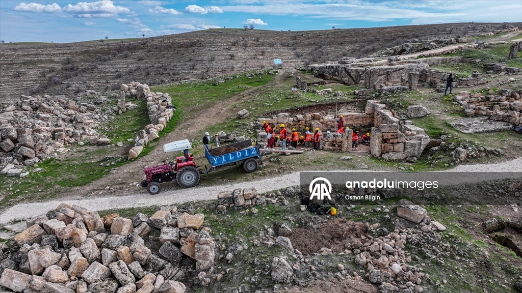 Diyarbakır'da kadınlar 3 bin yıllık Zerzevan Kalesi'nde tarihin izini sürüyor