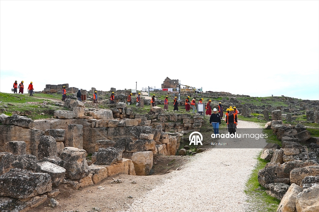 Diyarbakır'da kadınlar 3 bin yıllık Zerzevan Kalesi'nde tarihin izini sürüyor