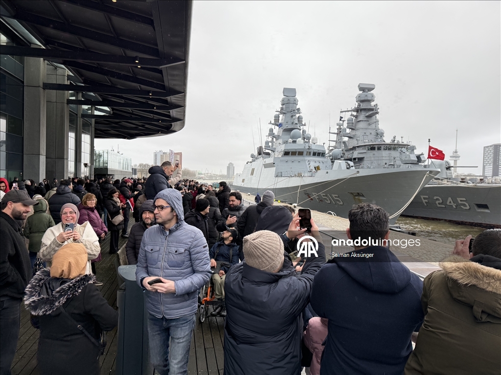 Avrupa'daki Türkler Rotterdam Limanı'na demirleyen TCG Anadolu'ya büyük ilgi gösterdi
