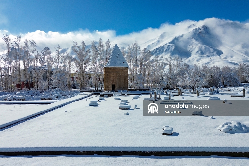 Van'daki Selçuklu Mezarlığı karla kaplandı