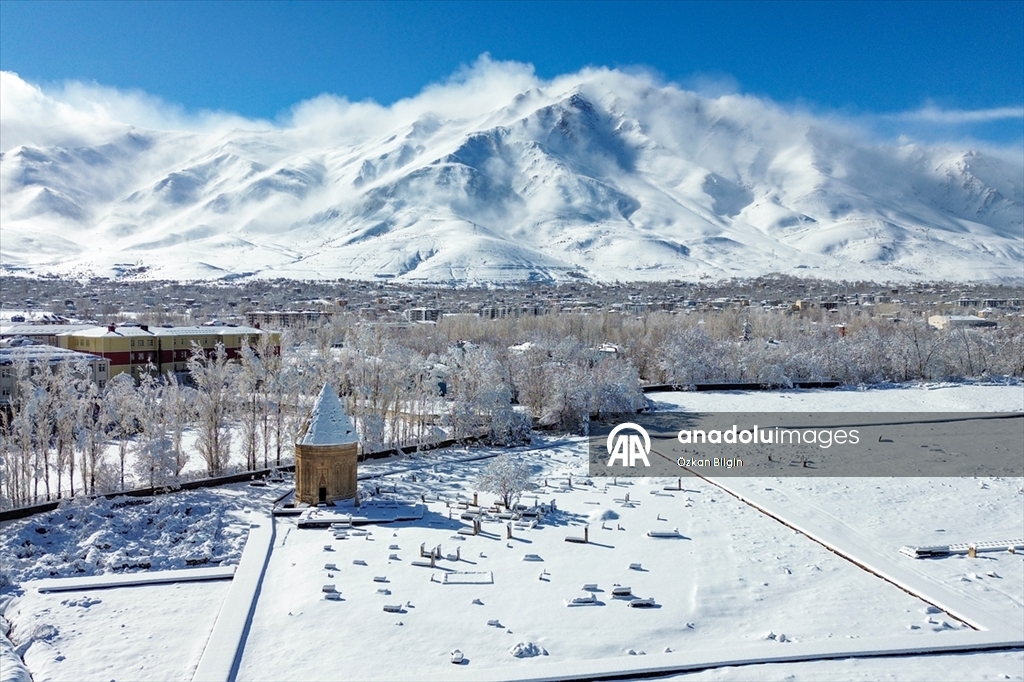 Van'daki Selçuklu Mezarlığı karla kaplandı