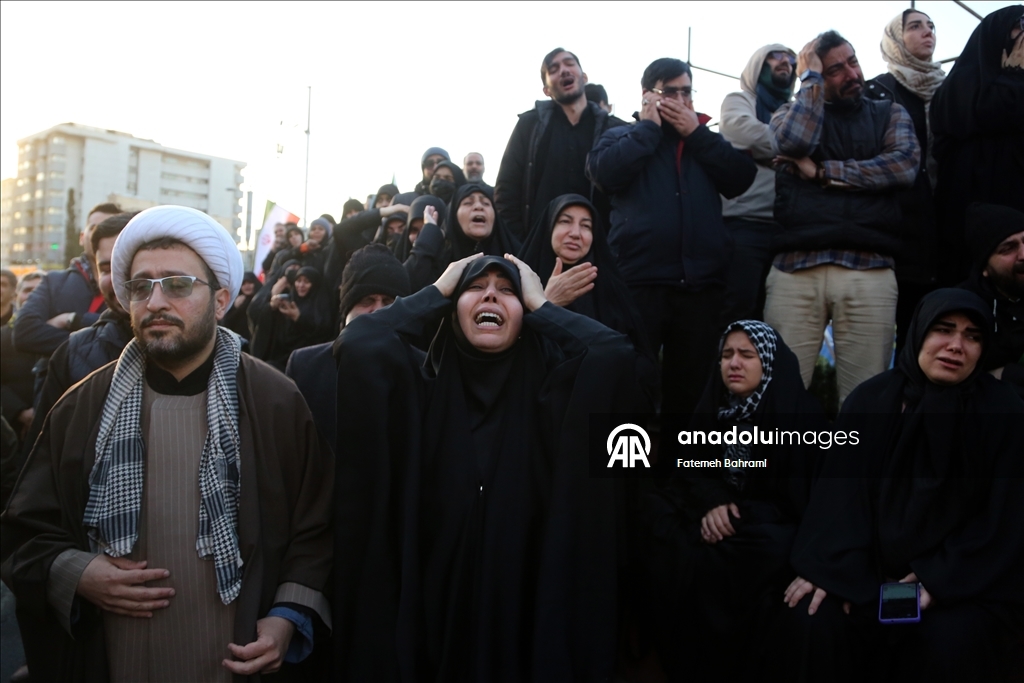 В Иране проходят массовые демонстрации после гибели Хаменеи