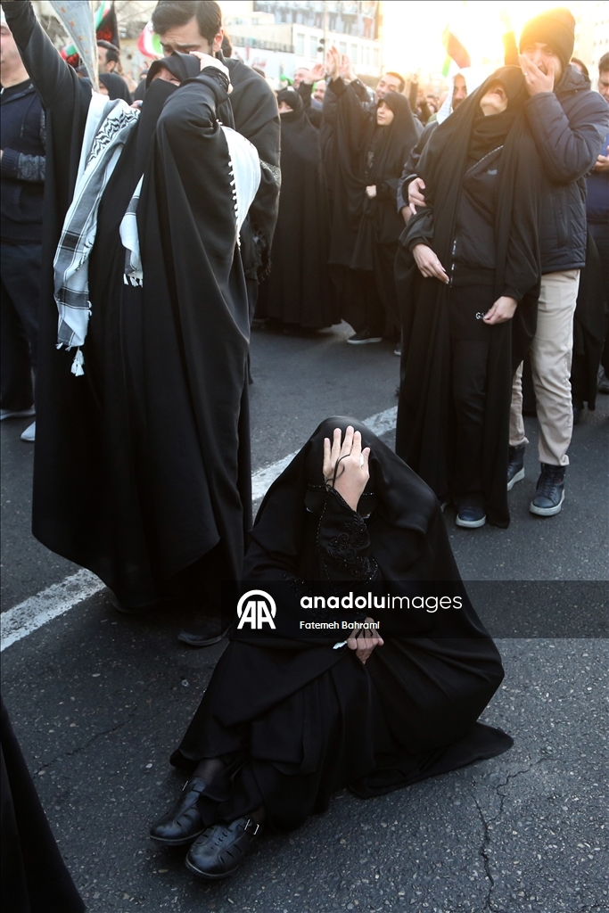 В Иране проходят массовые демонстрации после гибели Хаменеи