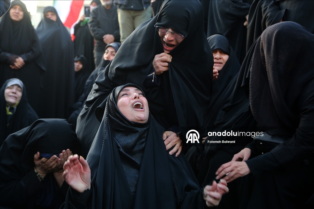 В Иране проходят массовые демонстрации после гибели Хаменеи