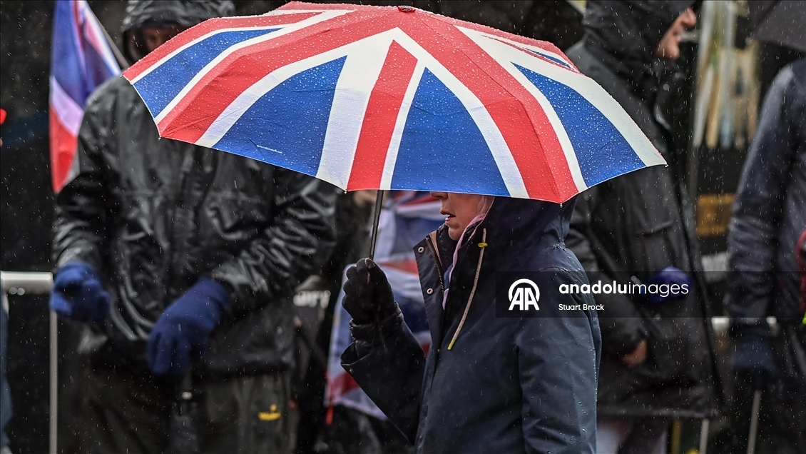 İngiltere’de göçmen yerleştirme planı protesto edildi
