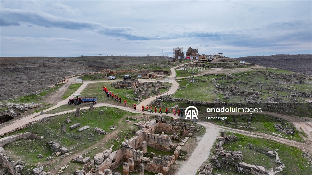 Diyarbakır'da kadınlar 3 bin yıllık Zerzevan Kalesi'nde tarihin izini sürüyor