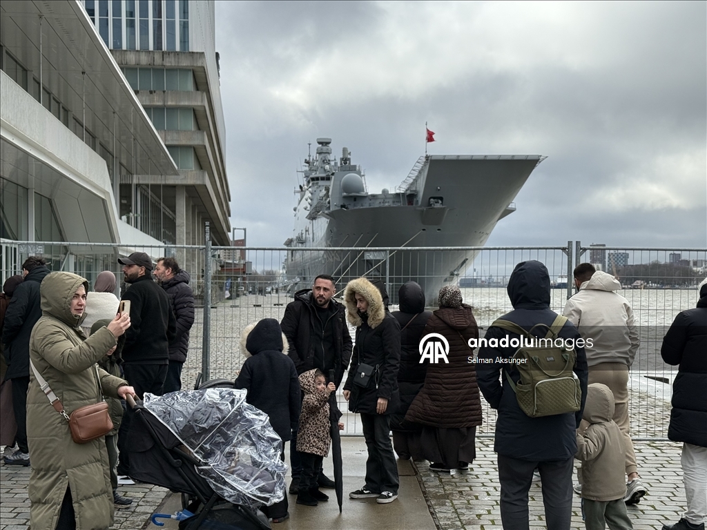 Avrupa'daki Türkler Rotterdam Limanı'na demirleyen TCG Anadolu'ya büyük ilgi gösterdi