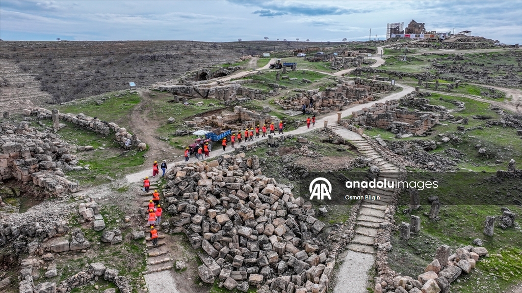 Diyarbakır'da kadınlar 3 bin yıllık Zerzevan Kalesi'nde tarihin izini sürüyor